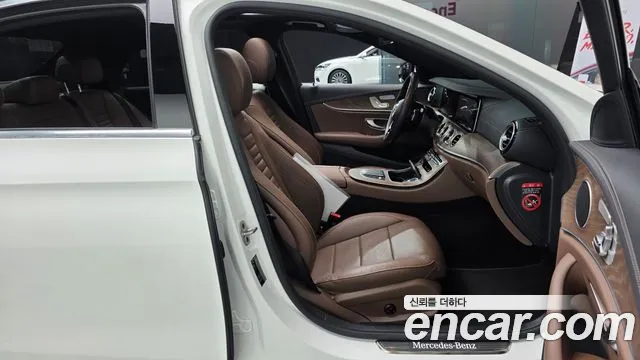 Mercedes-Benz E-Class — Фото автомобиля 25