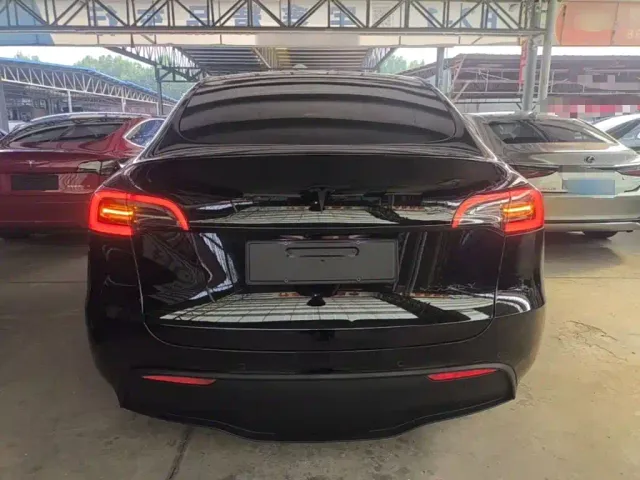 Tesla Model Y — Фото автомобиля 5