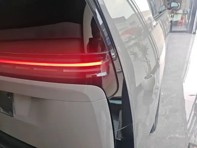 Li Auto MEGA — Фото автомобиля 7
