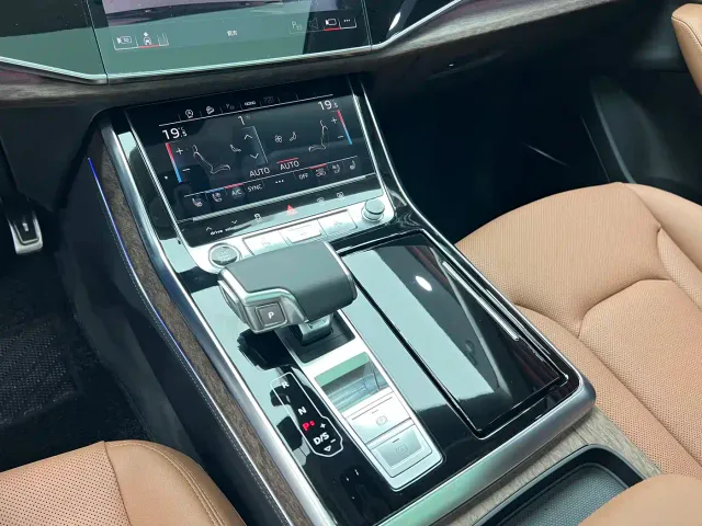 Audi Q7 — Фото автомобиля 10