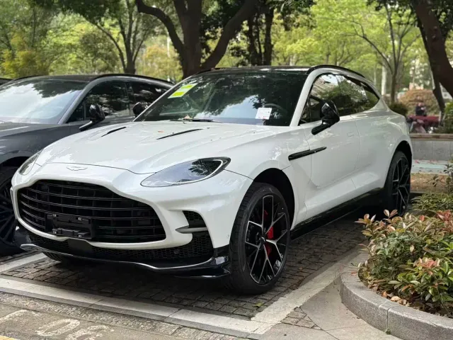 Фотография автомобиля — Aston Martin DBX