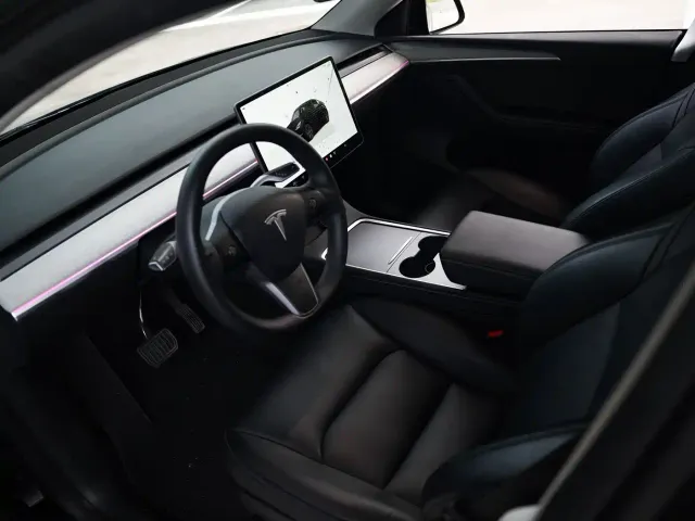 Tesla Model Y — Фото автомобиля 3