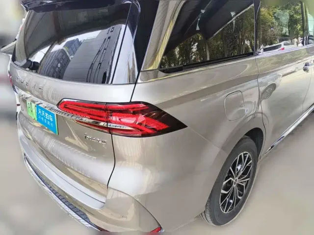 Roewe Roewe iMAX8 EV 2025 1.5T DMH Land Luxury Edition — Фото автомобиля 2