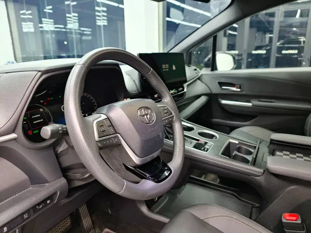 Toyota Sienna — Фото автомобиля 3