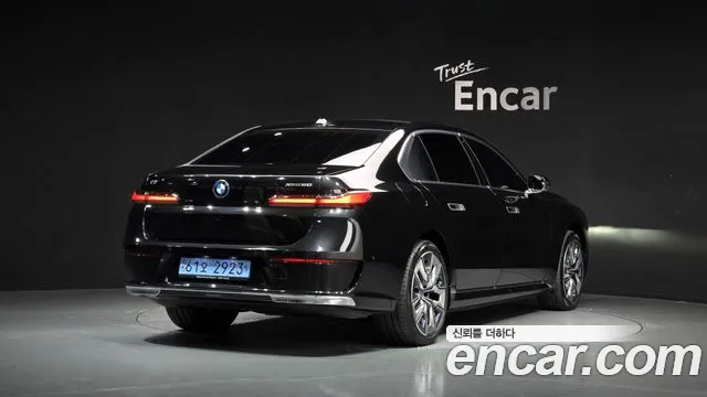 BMW i7 xDrive 60 Design Pure Excellence — Фото автомобиля 2