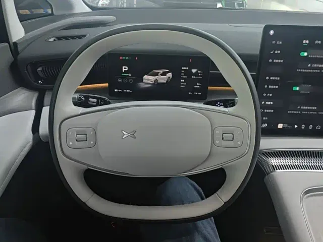 Xpeng X9 — Фото автомобиля 10