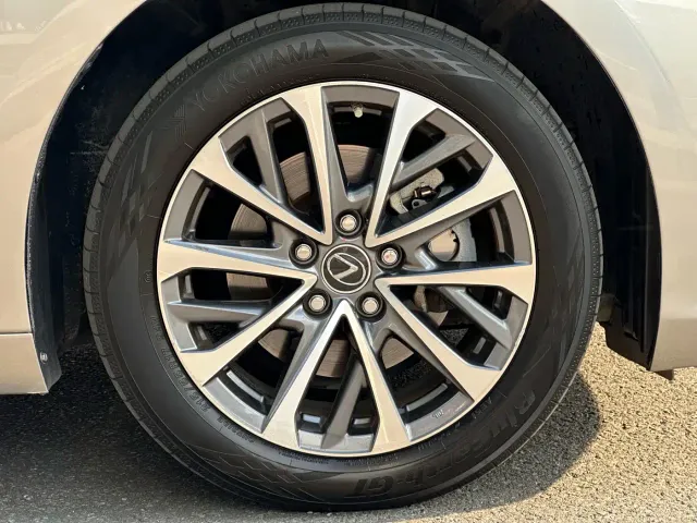 Lexus ES — Фото автомобиля 25