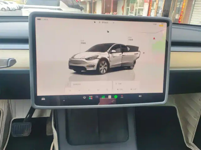 Tesla Model Y — Фото автомобиля 13