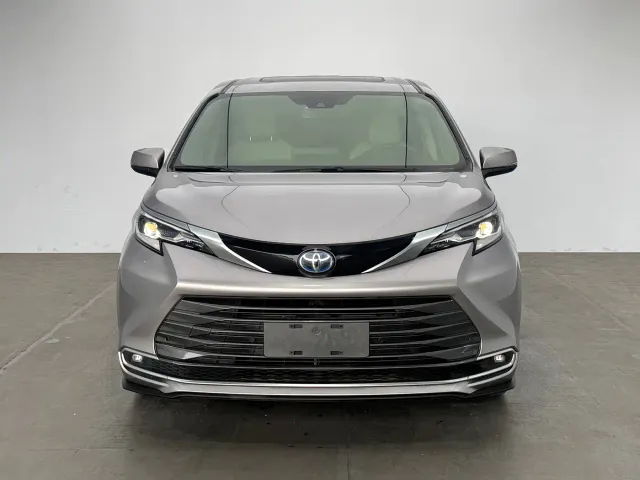 Toyota Sienna — Фото автомобиля 2