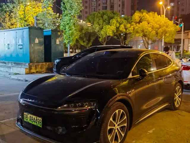 Фотография автомобиля — Luxeed R7