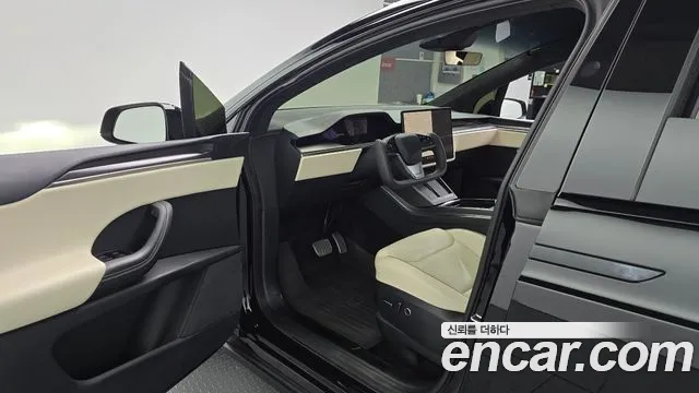 Tesla Model X — Фото автомобиля 15