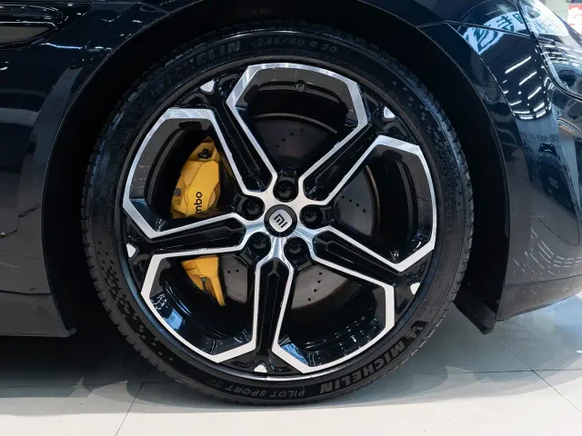Xiaomi SU7 — Фото автомобиля 19