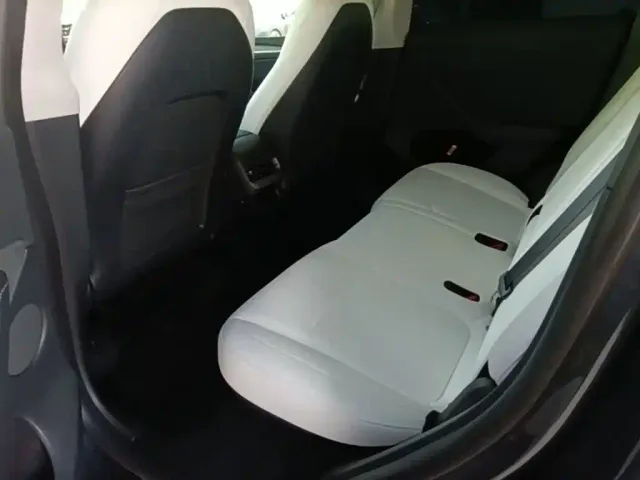 Tesla Model Y — Фото автомобиля 16