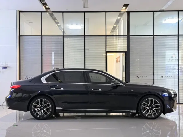 BMW 7 Series — Фото автомобиля 17
