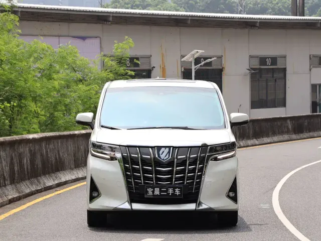 Toyota Alphard — Фото автомобиля 2