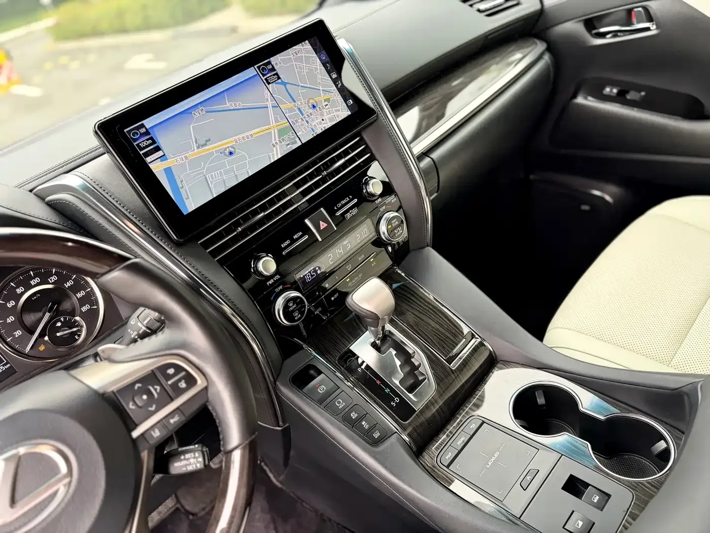 Lexus Lexus LM 2020 300h 4-Seat Imperial Edition — Фото автомобиля 11