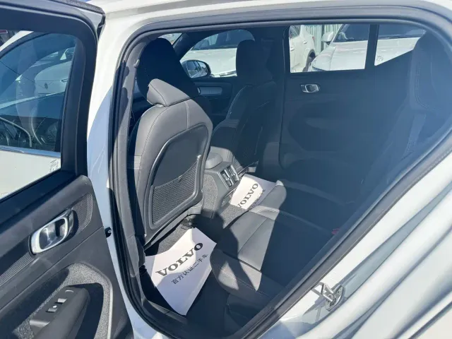 Volvo XC40 — Фото автомобиля 4