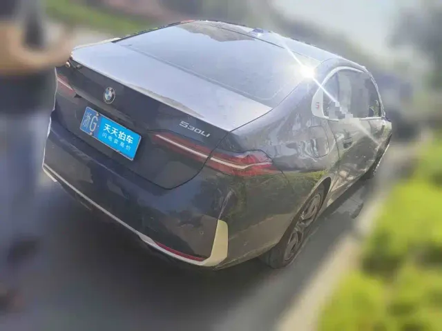 BMW 5 Series — Фото автомобиля 5