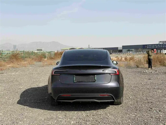 Tesla Model 3 — Фото автомобиля 5