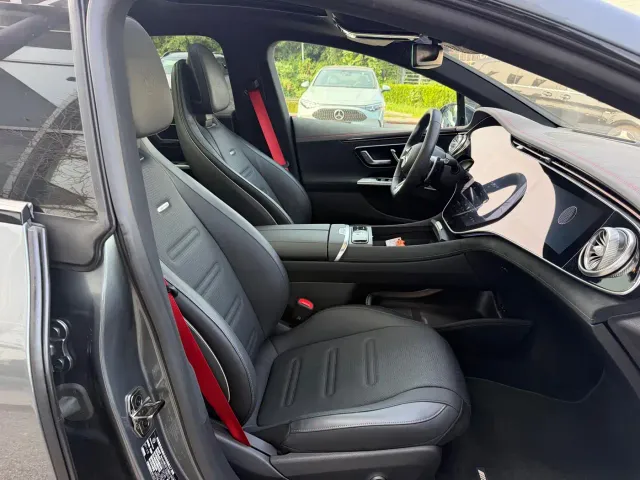 Mercedes-Benz EQE AMG — Фото автомобиля 11