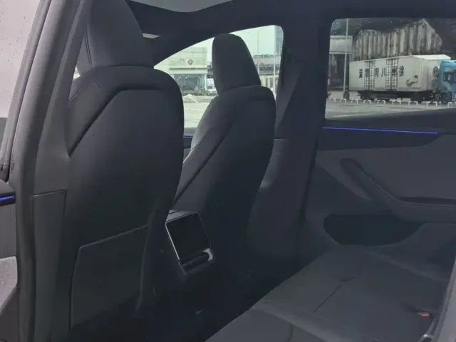 Tesla Model Y — Фото автомобиля 11