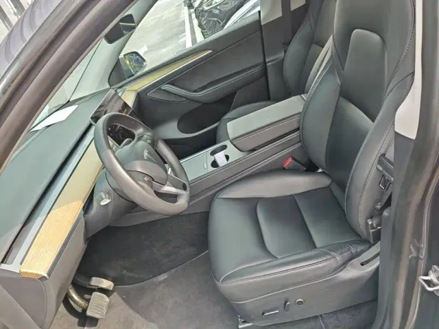 Tesla Model Y — Фото автомобиля 14