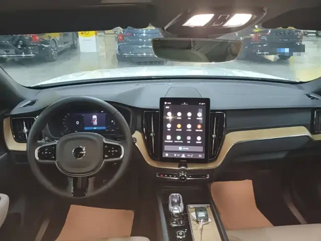 Volvo XC60 — Фото автомобиля 9