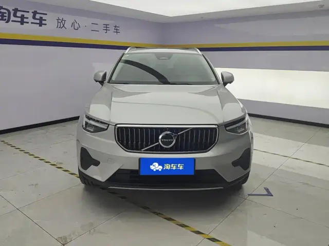 Volvo XC40 — Фото автомобиля 2