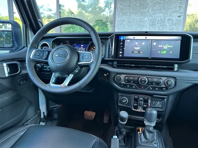 Jeep Wrangler — Фото автомобиля 13