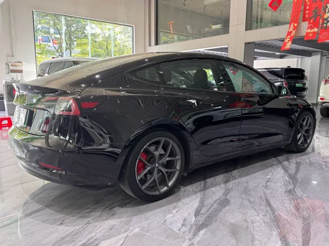 Tesla Model 3 — Фото автомобиля 9