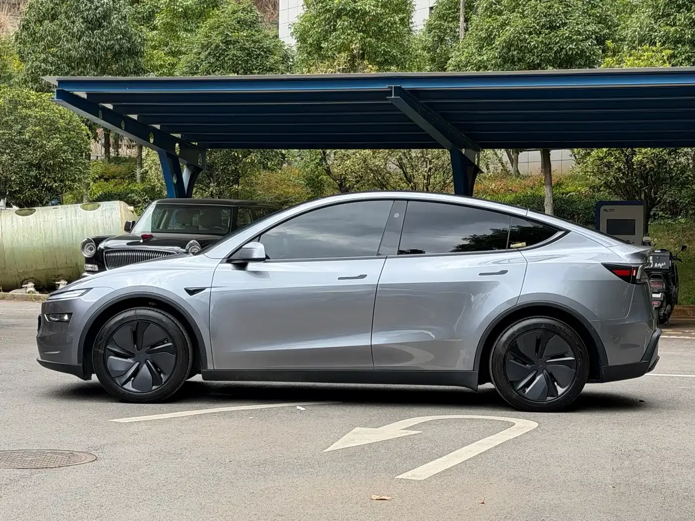 Tesla Model Y 2025 Rear-Wheel Drive — Фото автомобиля 4