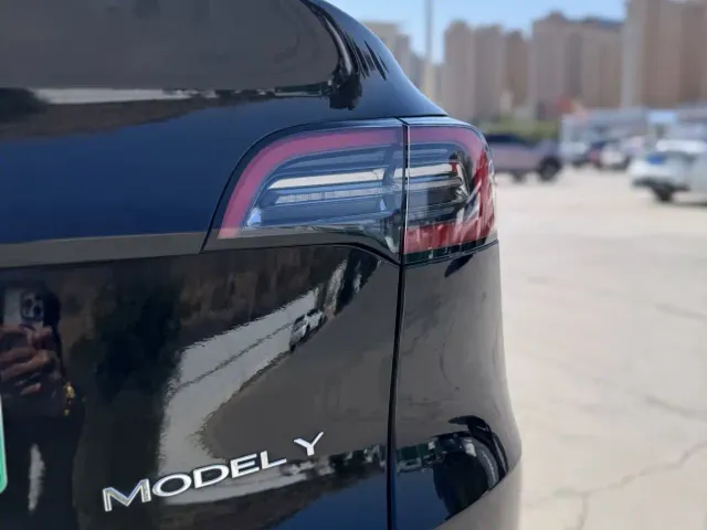 Tesla Model Y — Фото автомобиля 24