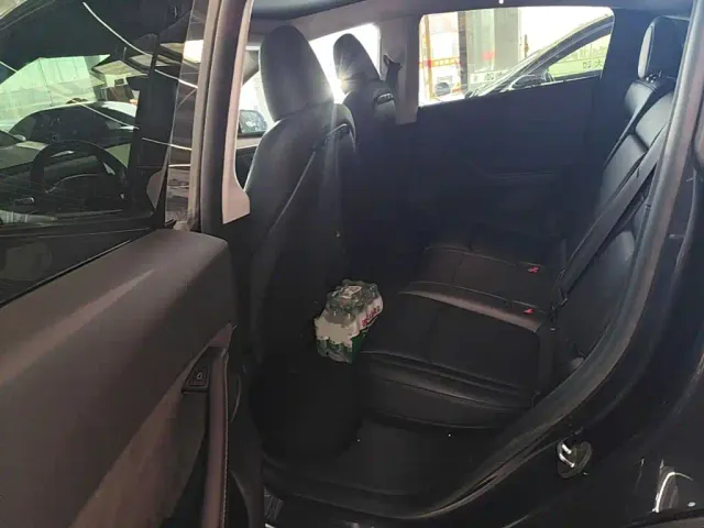 Tesla Model Y — Фото автомобиля 16
