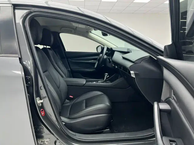 Mazda Axela — Фото автомобиля 15