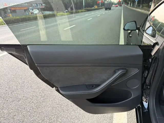 Tesla Model 3 — Фото автомобиля 12