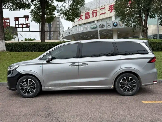 Roewe iMAX8 — Фото автомобиля 3