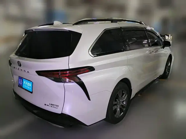 Toyota Sienna — Фото автомобиля 2