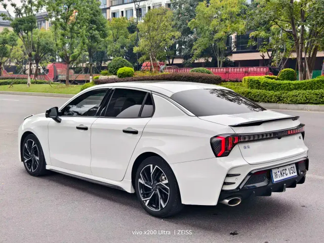 Lynk & Co 03 — Фото автомобиля 14