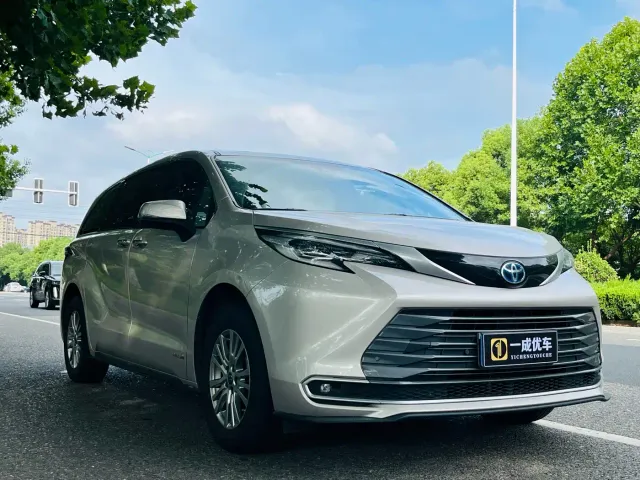 Toyota Sienna — Фото автомобиля 2