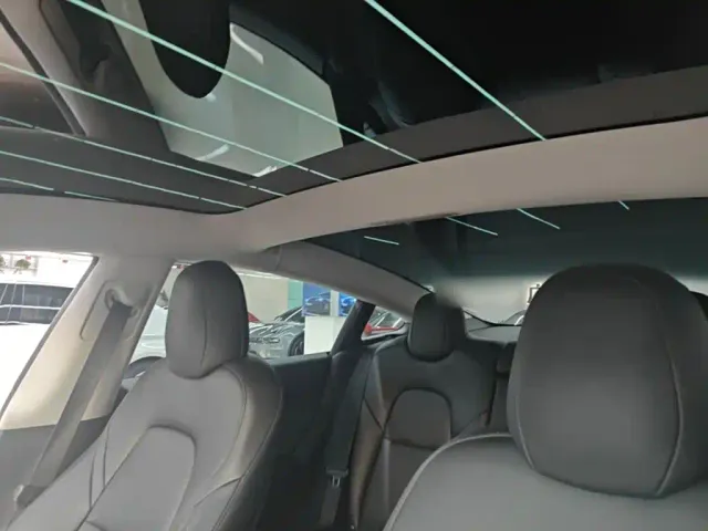 Tesla Model 3 — Фото автомобиля 17