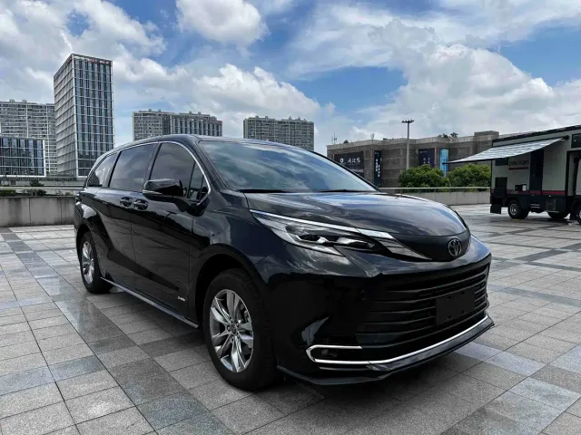 Toyota Sienna — Фото автомобиля 3
