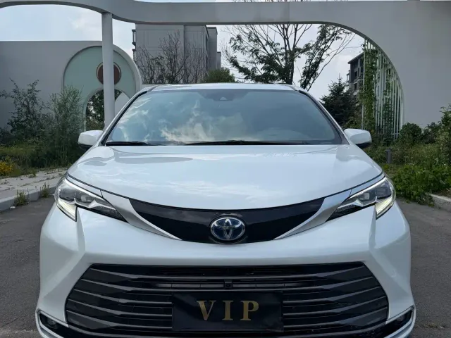 Toyota Sienna — Фото автомобиля 2