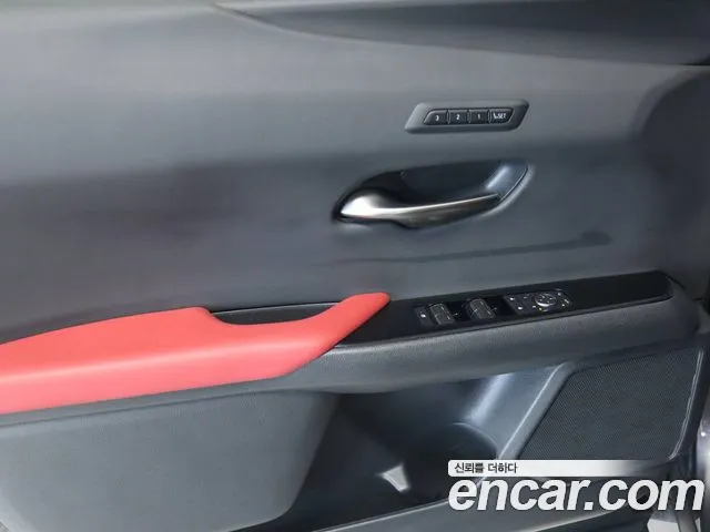 Lexus UX — Фото автомобиля 14