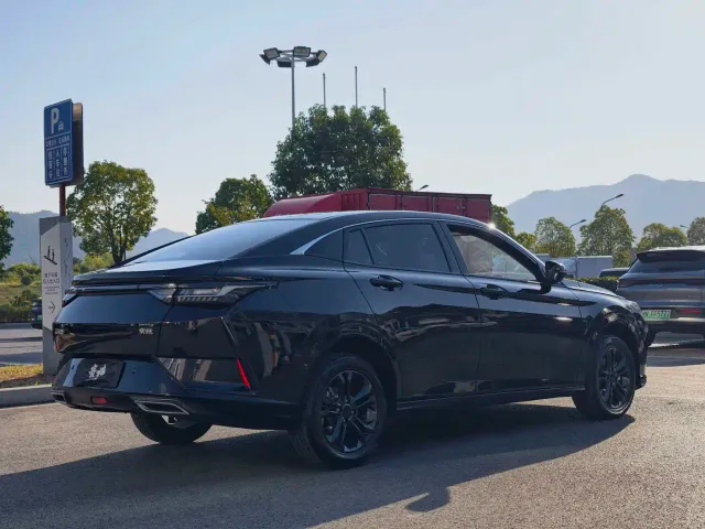 Dongfeng Yixuan — Фото автомобиля 5