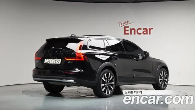 Вольво V60 V60 Cross Country 2 поколение B5 Ultimate AWD — Фото автомобиля 2
