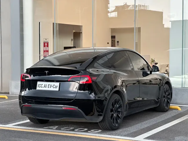 Tesla Model Y — Фото автомобиля 11