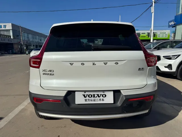 Volvo XC40 — Фото автомобиля 10