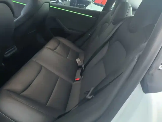 Tesla Model 3 — Фото автомобиля 16