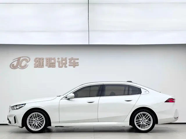 BMW 5 Series — Фото автомобиля 5