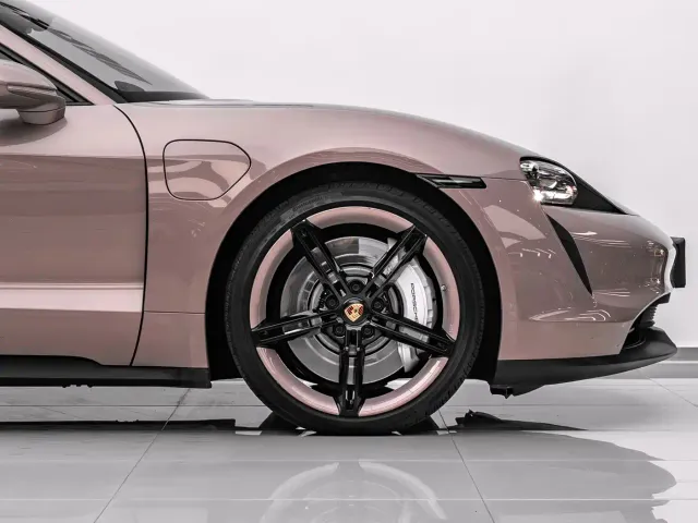 Porsche Taycan — Фото автомобиля 12